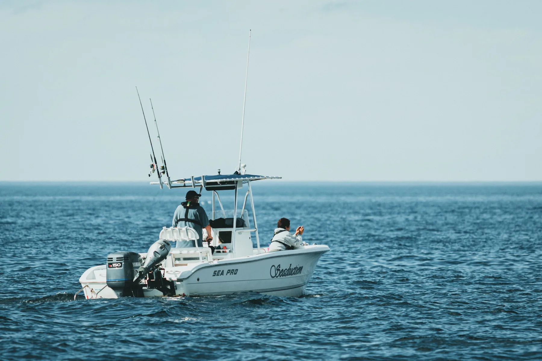 Pêcheurs sur un bateau en mer
